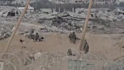 🚨Breaking: The mercenary David Mcintosh, who served with a U.S. aid company, released more footage showing Israeli snipers and machine gunners firing on starving civilians waiting for food for hours. During the famine, +2,000 Palestinians were killed trying to reach aid sites. pic.twitter.com/L4RKhEO1tj